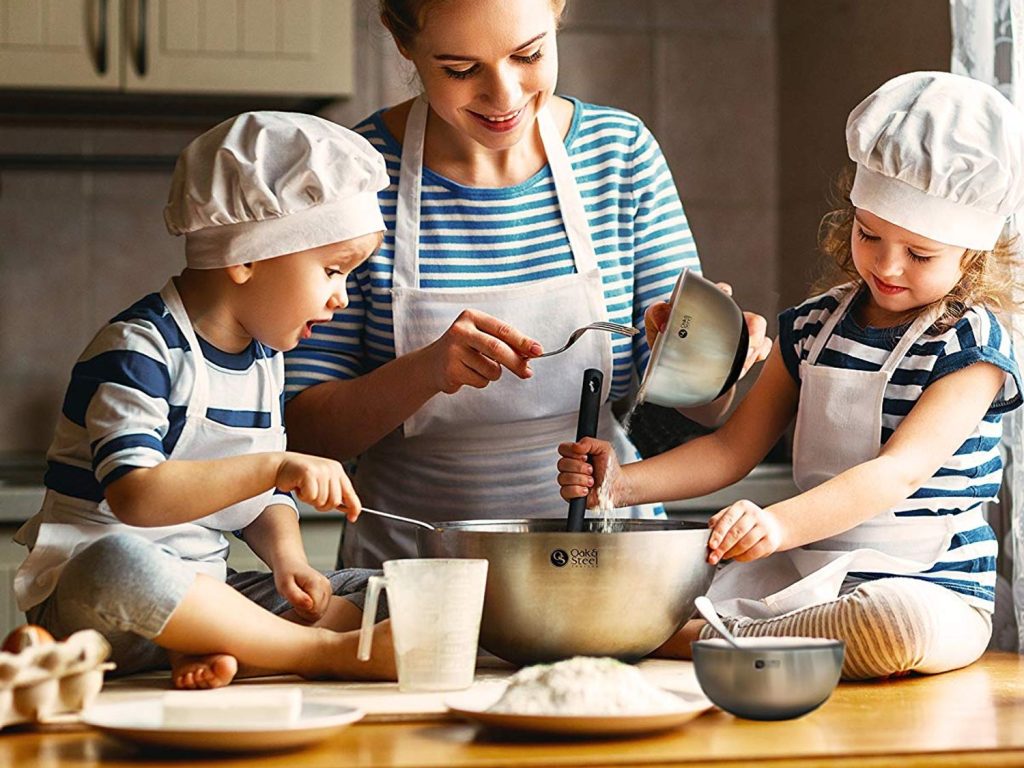 Enfants mélangeant des ingrédients bio