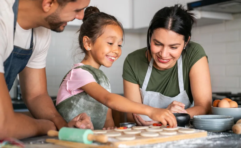 Famille préparant snack bio ensemble
