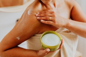Femme qui applique la crème pour femme Vilvah