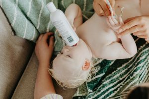 Un bébé qui a sa crème pour enfant Vilvah