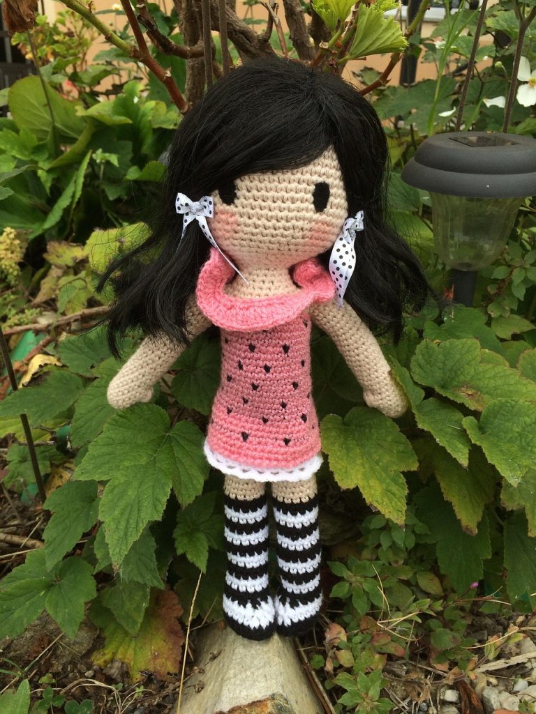 une poupée faite en crochet